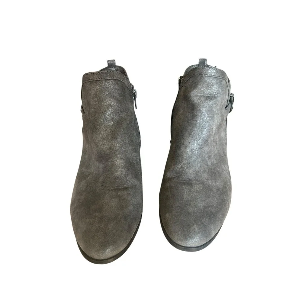 St. John's Bay Leia Women's 9W Pewter Suede Ankle Boots Side Zip Buckle Detail - Picture 4 of 14
